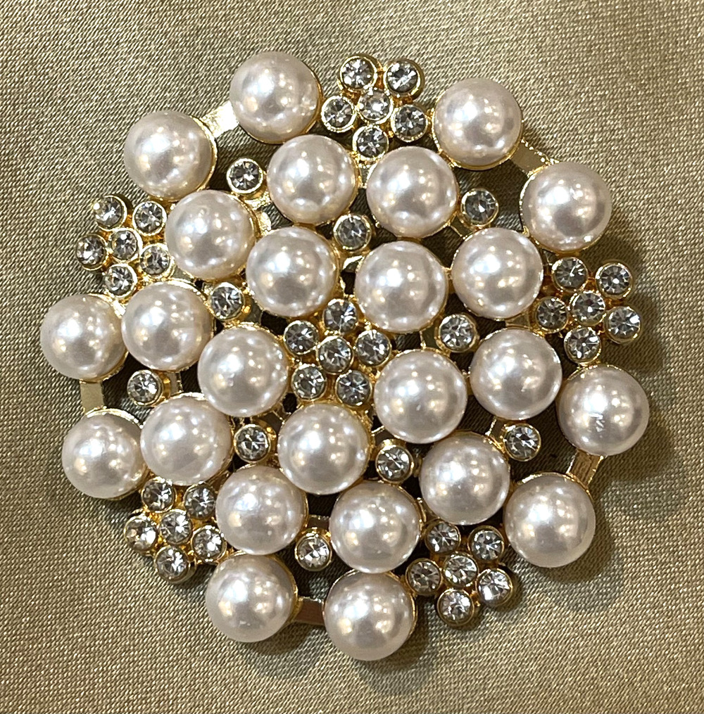 NWOT White Faux Pearl Rhinestone Brooch Lapel Pin Gold Toned Floral Classic